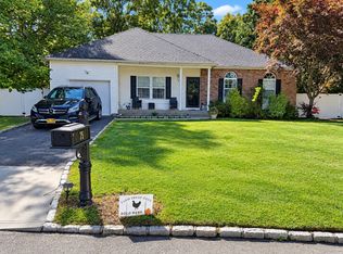 75 Chardonnay Dr, Coram, NY 11727