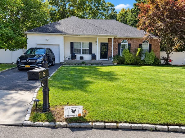75 Chardonnay Dr, Coram, NY 11727