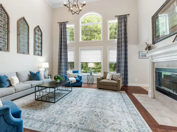 2974 Creekwood Estates Dr, Blacklick, OH 43004