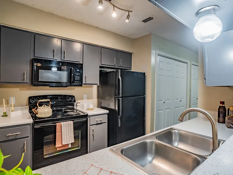 Oak Bend Apartments — Photo 32