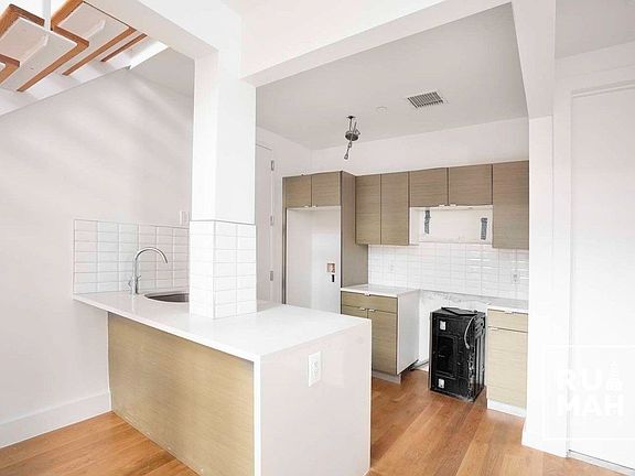 5th image of 135 Lefferts Pl APT 4B