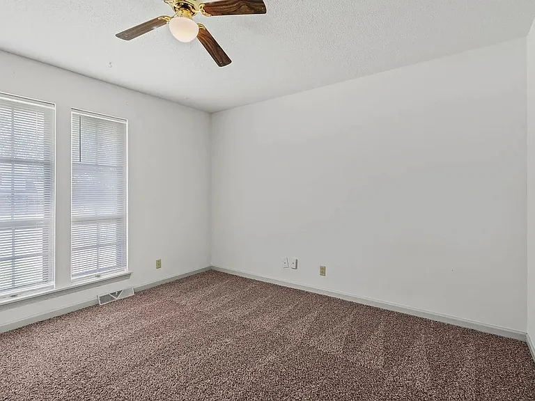 1304 Essex Ct — Photo 12