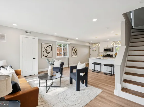 5201 Leverett St, Oxon Hill, MD 20745