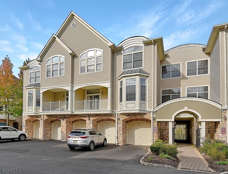 1st image of 608 Kensington Ln