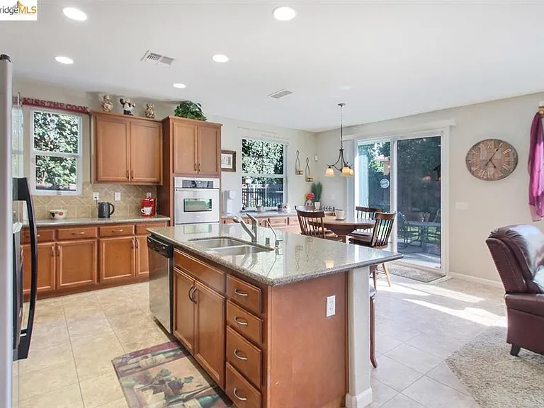 790 Yosemite Dr — Photo 2