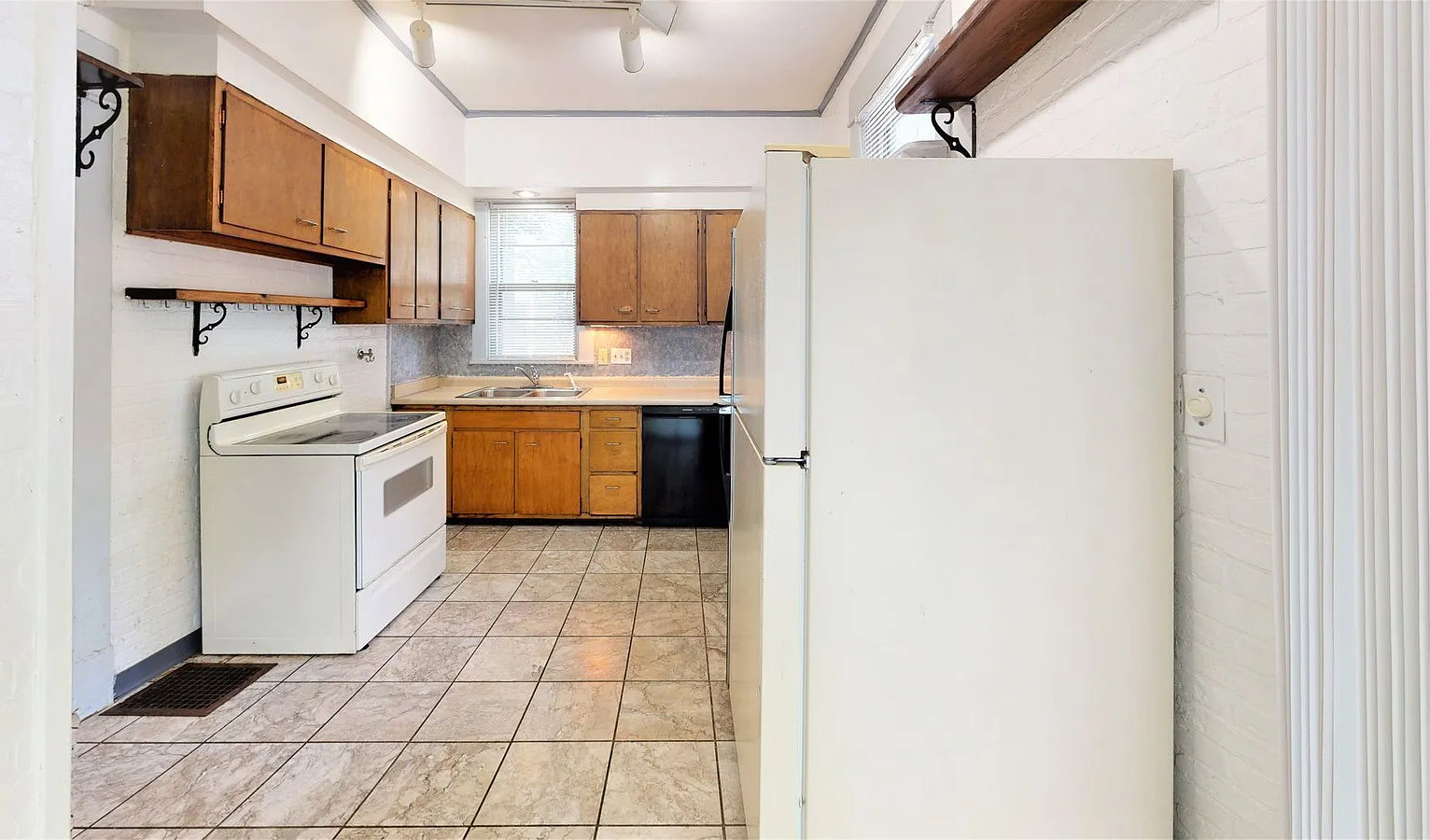5 bed, 2.0 bath, $3,775 — Photo 2