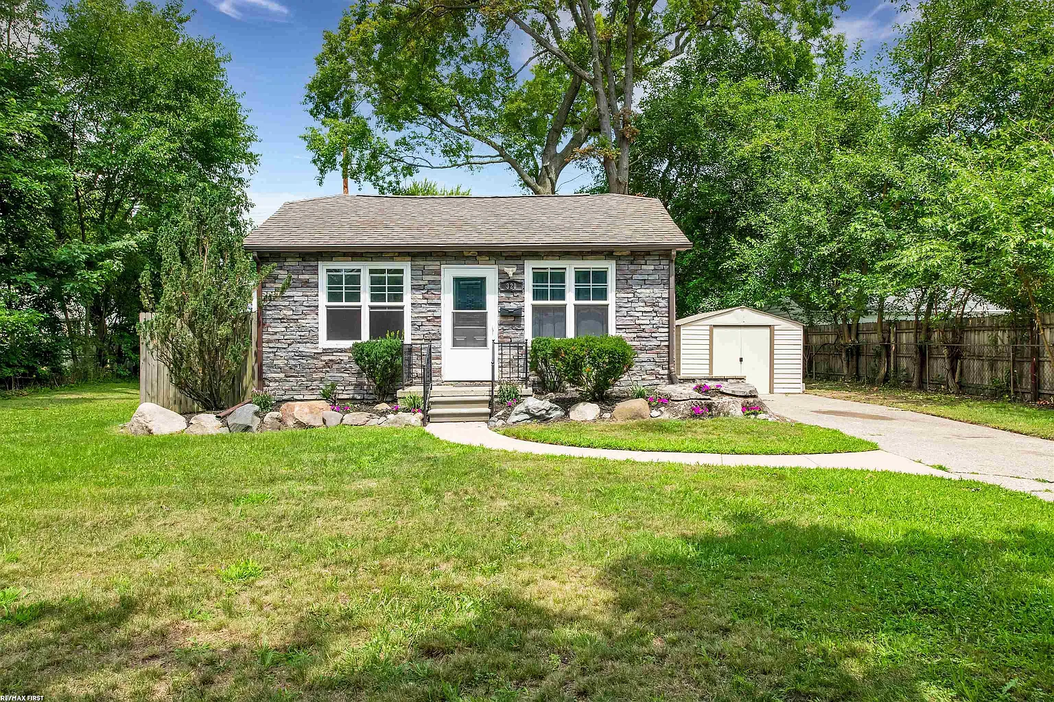 320 W Bernhard Ave photo 1