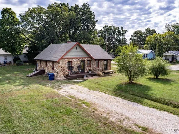 127 Camden Ave, Linn Creek, MO 65020