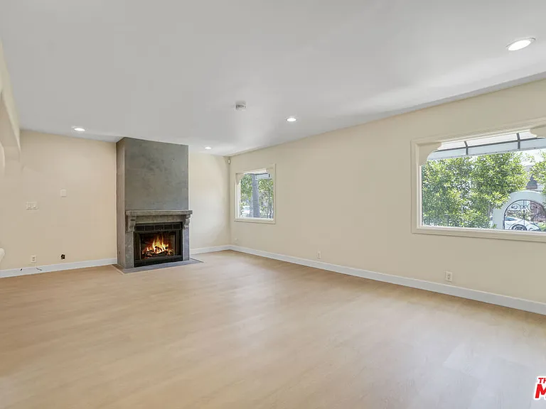 209 N Doheny Dr — Photo 8