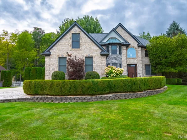 5429 Shorewood Dr, Fort Gratiot, MI 48059