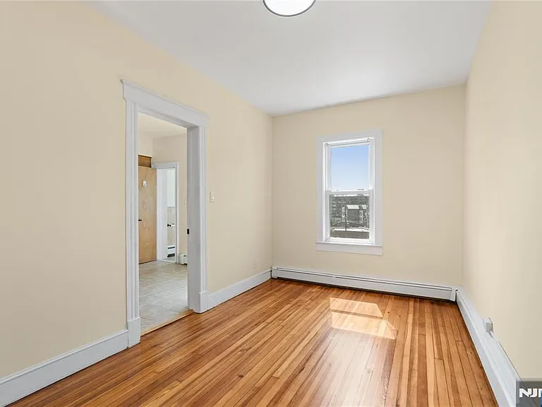 244 Lincoln Ave — Photo 8