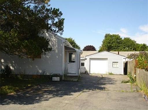 2nd image of 52 Russells Mills Rd