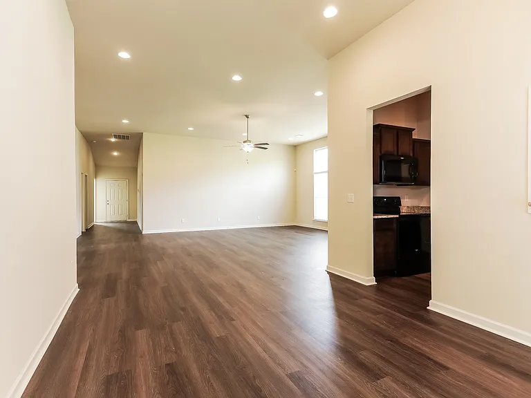 325 Clover Cir — Photo 2