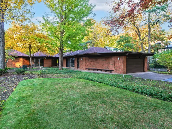 1099 Fisher Ln, Winnetka, IL 60093