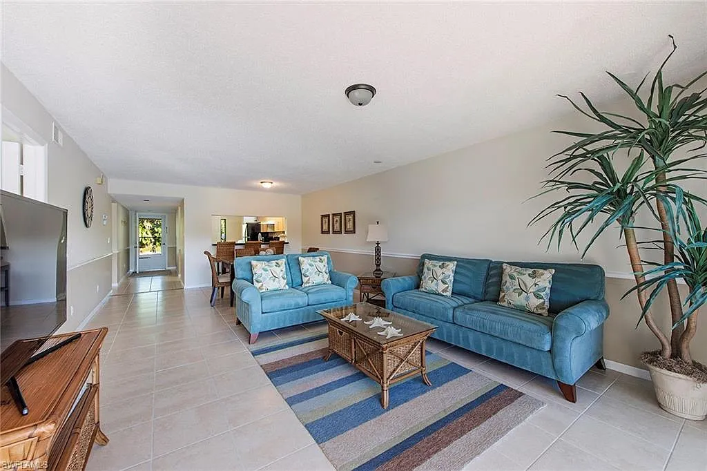 2 bed, 2.0 bath, 1168 sqft, $5,500 — Photo 3