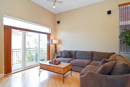 2nd image of 3052 N Oakley Ave #2