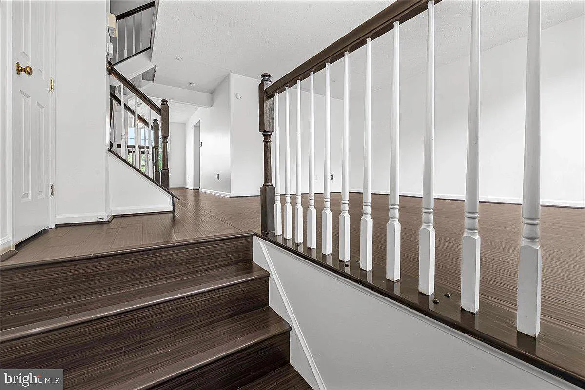 3 bed, 2.5 bath, 1360 sqft, $3,100 — Photo 3