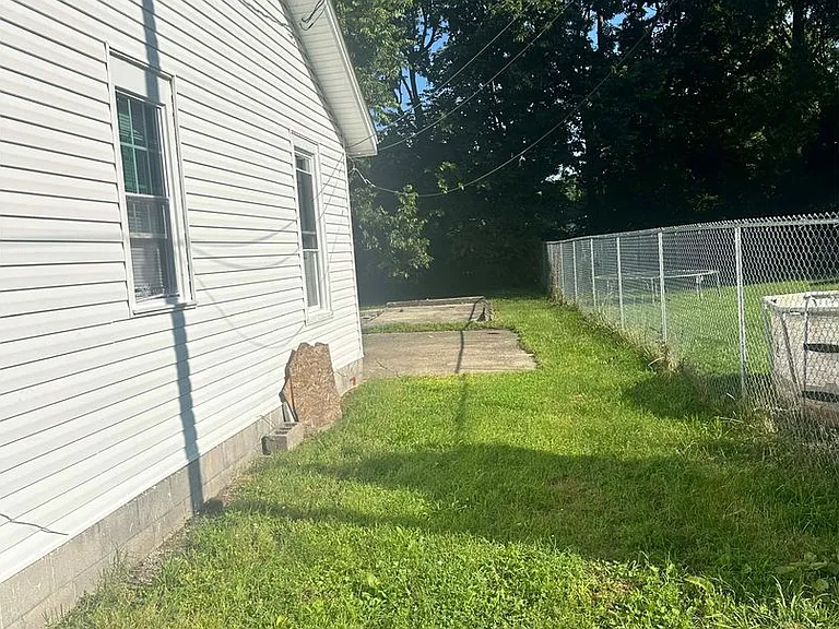 438 Michigan St — Photo 3