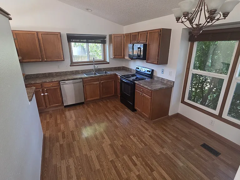 3323 S Dunkirk Way — Photo 2