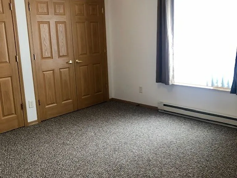 1036 Meadowview Ln N — Photo 1