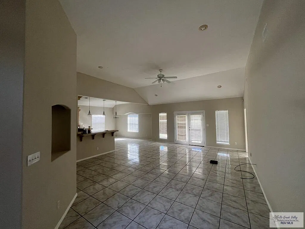 3 bed, 2.0 bath, 1887 sqft, $2,500 — Photo 4