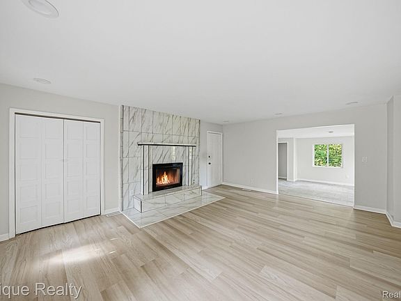 5th image of 216 Aveline St