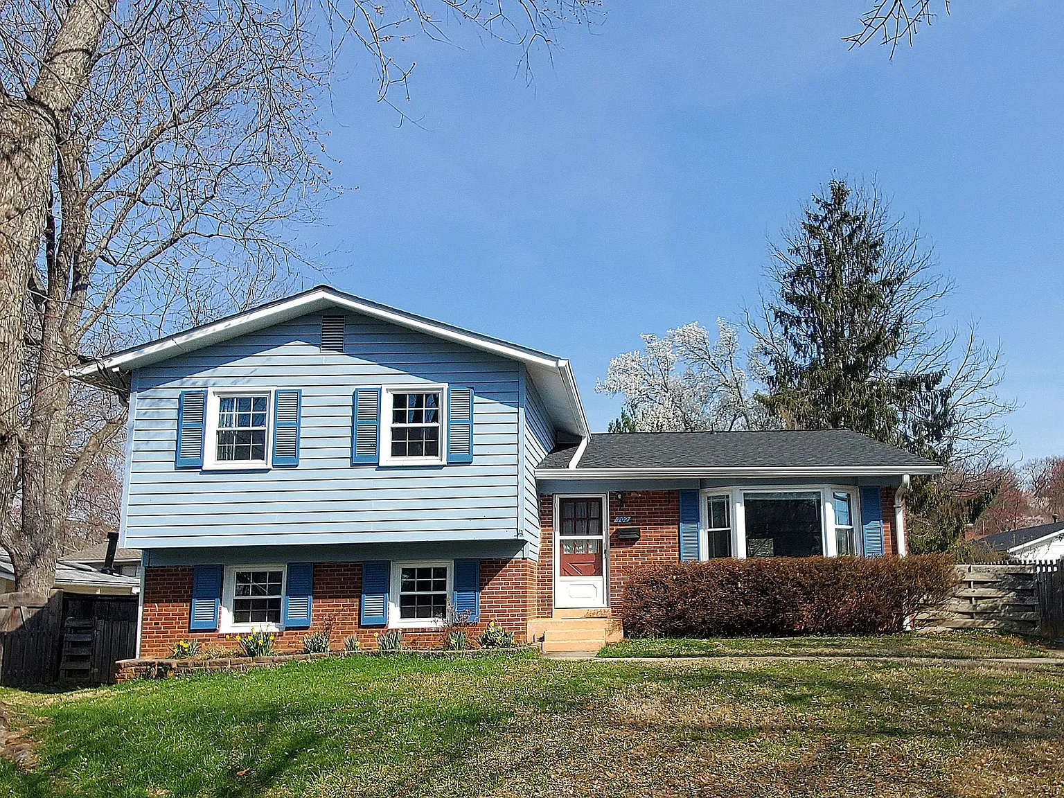 5 bed, 2250 sqft, $3,800 — Photo 2