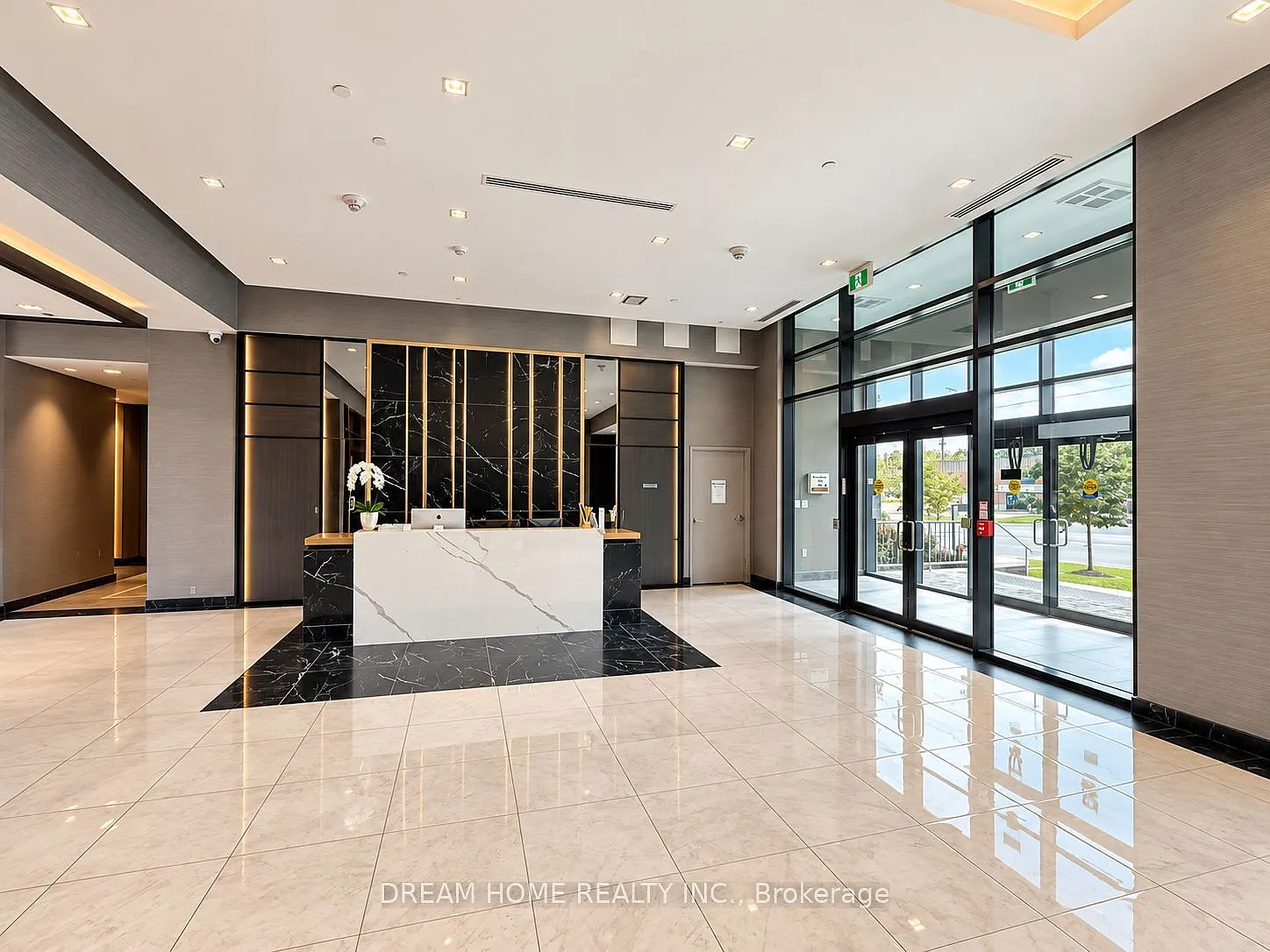 East 3220 Condos — Photo 4