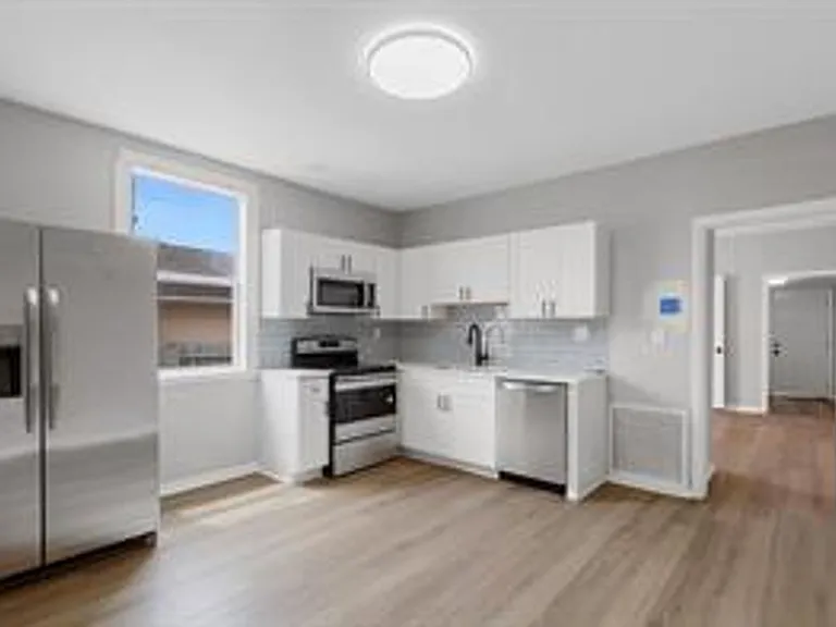 2406 E Clark St — Photo 6