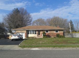 17 Harvest Ln, Commack, NY 11725