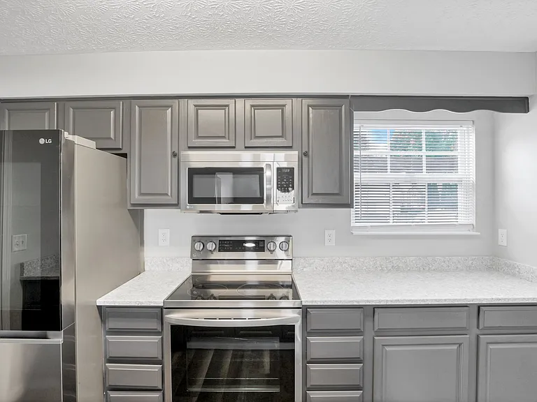 920 Sara Ct #920 — Photo 7