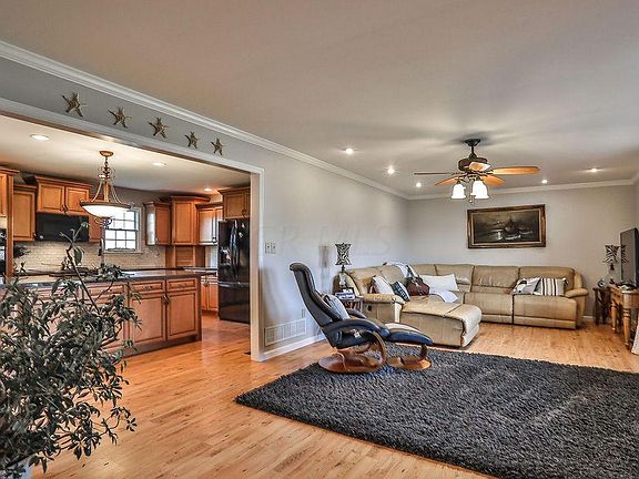 3rd image of 146 Pin Oak Dr