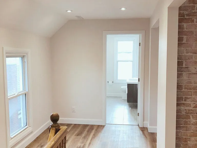 61 Phipps St #UPPER — Photo 1