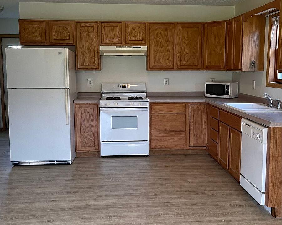 2nd image of 611 2nd St
