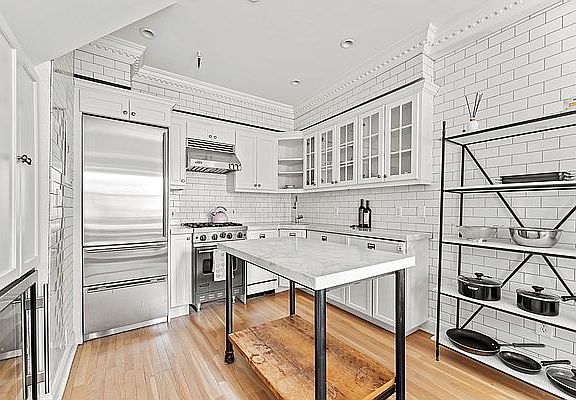 2nd image of 140 W 74th St #5