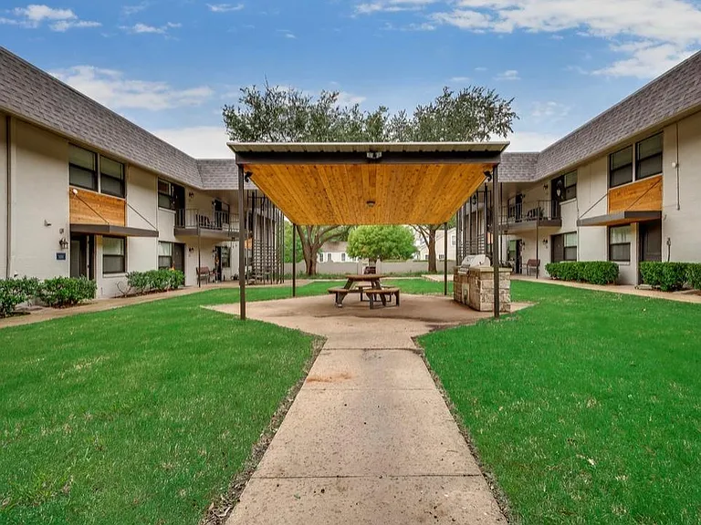 500 W Lamar St McKinney, Tx. 75069 — Photo 2