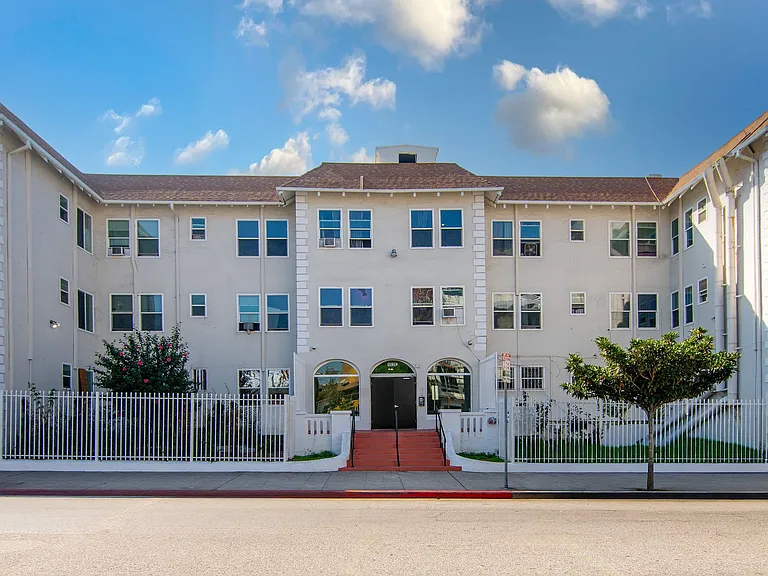 8th Street Studios Near Downtown Los Angeles Move-In Special — Photo 15