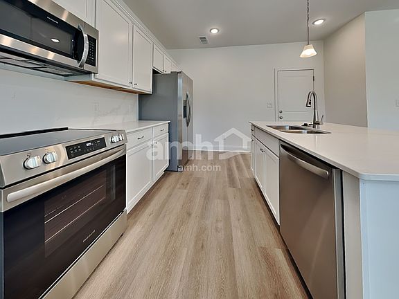 3rd image of 304 Sharpe Ct