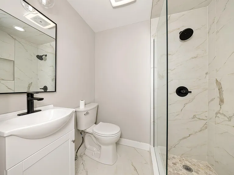 5240 Clarendon Crest St — Photo 35