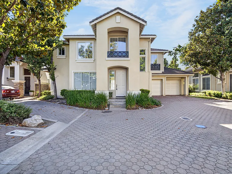 5858 Hazelwood Cmn — Photo 1