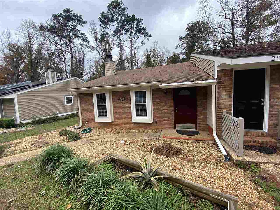 1st image of 220 Whetherbine Way W