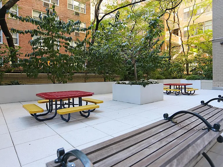 320 E 46th St #25F — Photo 8