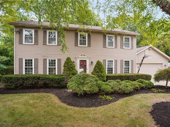 2755 Laurel Woods Blvd, Stow, OH 44224