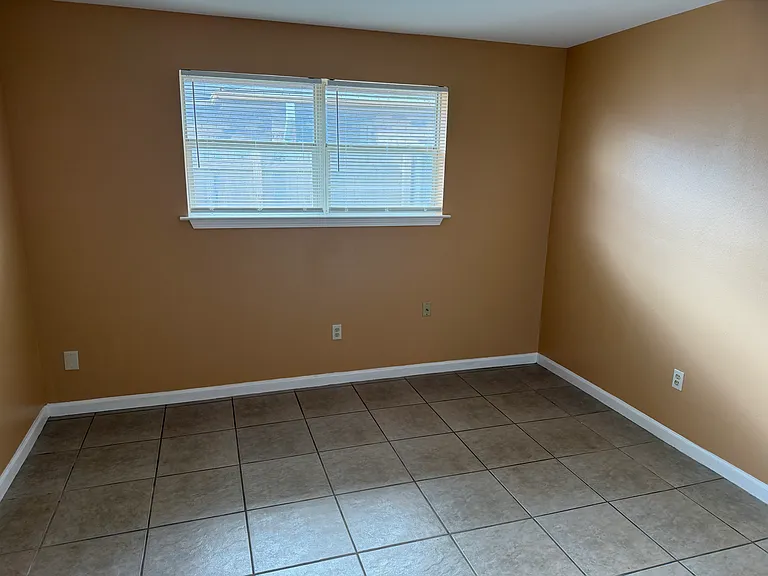 412 Dubarry St — Photo 11