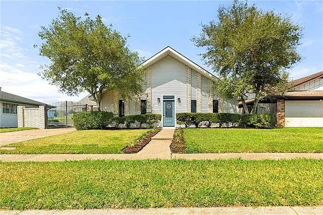 3 bed, 2.0 bath, 2096 sqft, $2,400 — Photo 1
