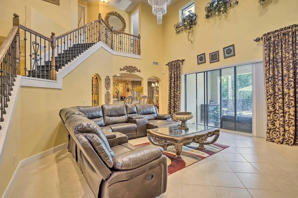 5 bed, 2.0 bath, 4500 sqft, $4,900 — Photo 2