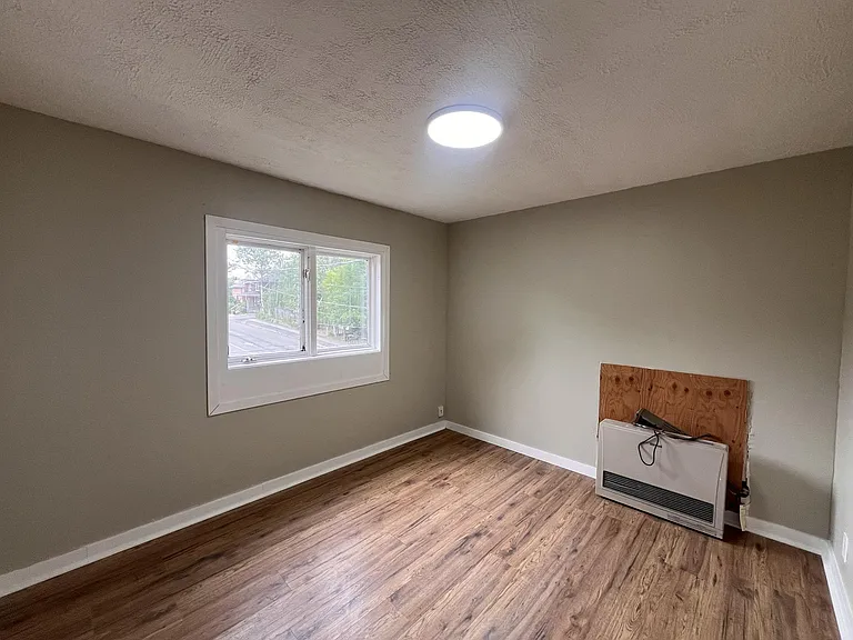 348 Kathleen St — Photo 5