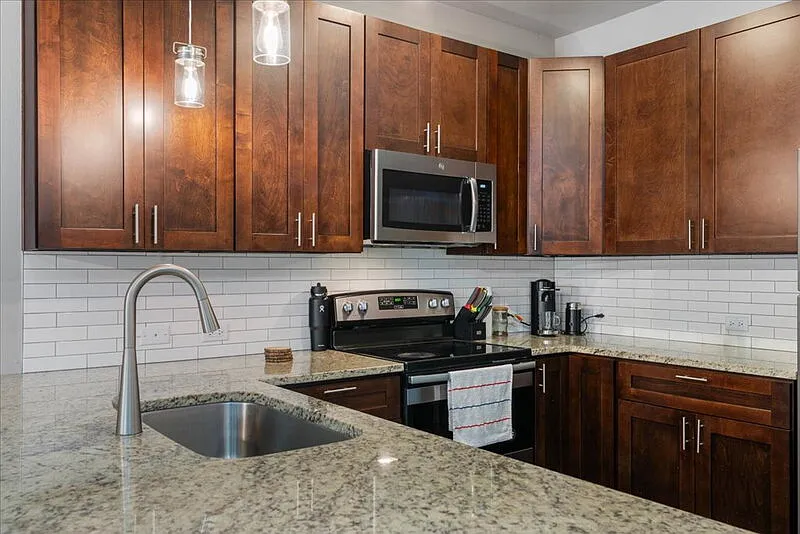 3 bed, 2.5 bath, 1298 sqft, $1,900 — Photo 3