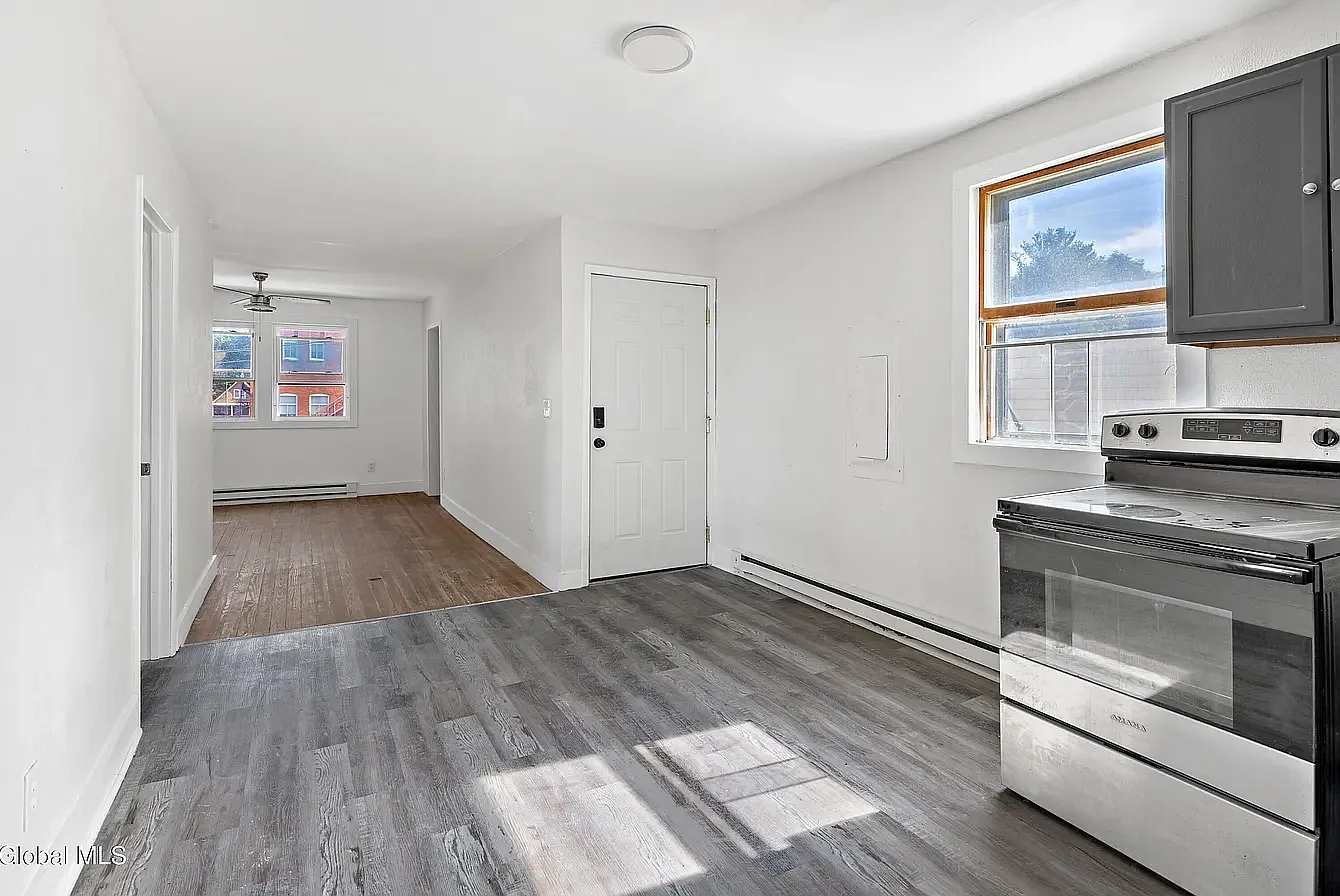 3 bed, 1000 sqft, $1,550 — Photo 3