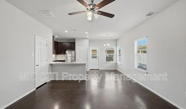1134 Renee St — Photo 7
